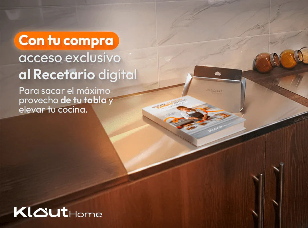Recetario digital sobre encimera de cocina moderna, texto promocional y soporte metálico.