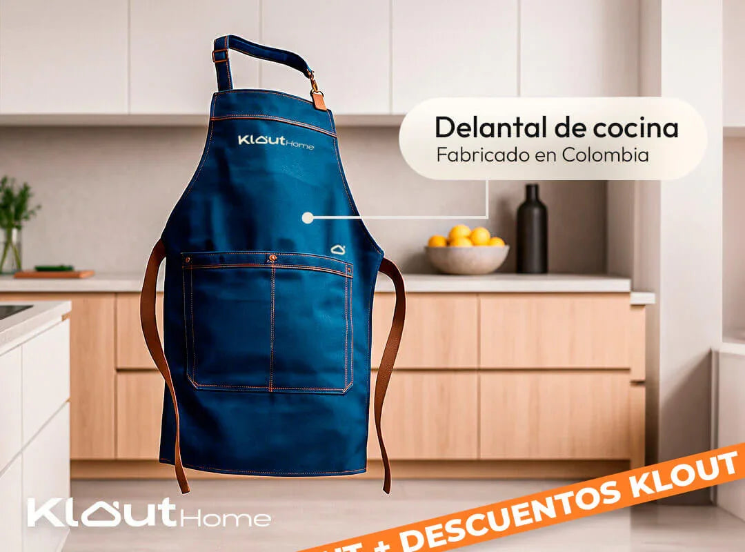 Delantal de cocina azul con bolsillos grandes, fabricado en Colombia, en cocina moderna.
